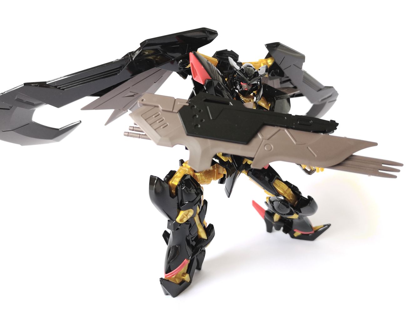 The Gundam Astray Gold Frame Amatsu Mina is clad in a glossy black armour that reflects the light nicely.